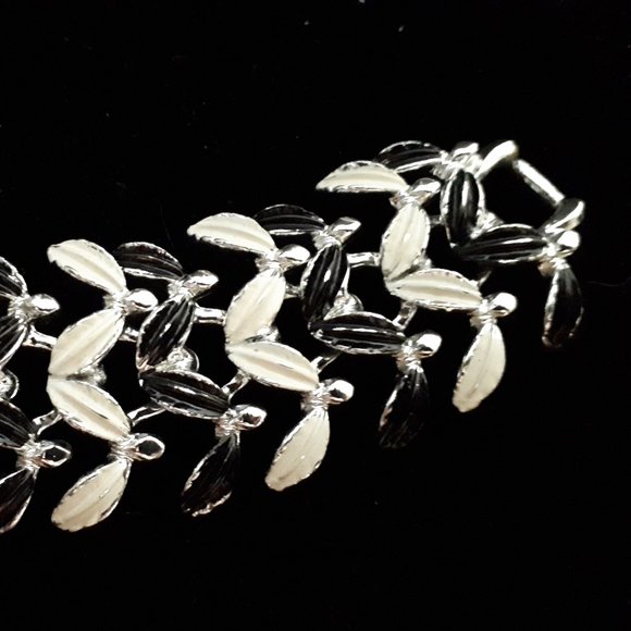 Black and White Vintage 1970's Bracelet - Picture 5 of 8